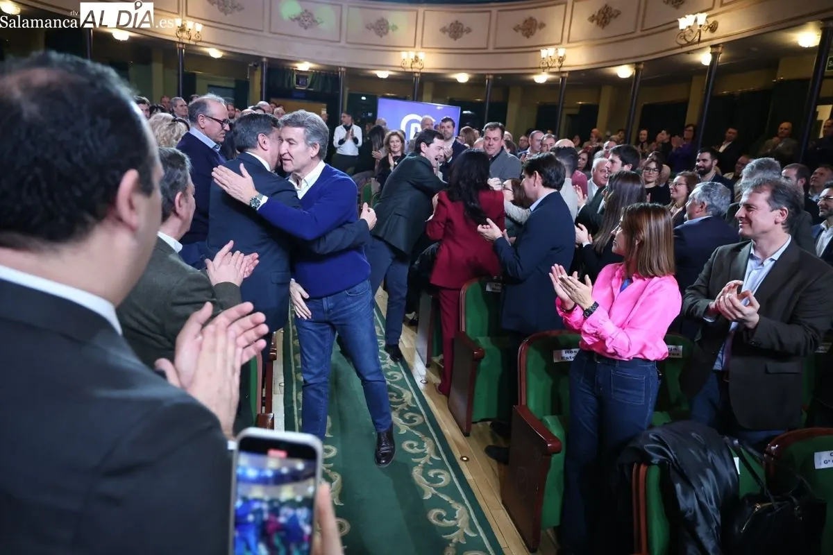Alberto Núñez Feijóo, aclamado por sus seguidores en el Teatro Liceo de Salamanca | FOTOS: David Sañudo 