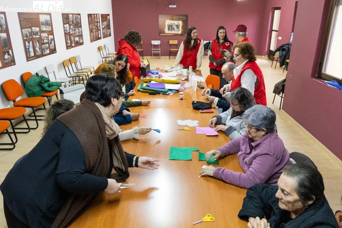 Los protagonistas de los talleres de Cruz Roja en Malpartida, durante una jornada | FOTOS: David Sañudo 