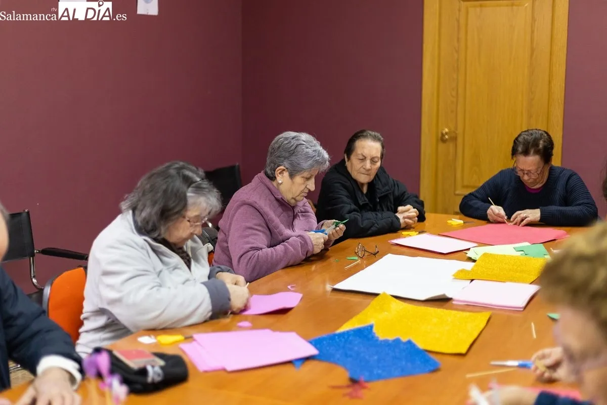 Los protagonistas de los talleres de Cruz Roja en Malpartida, durante una jornada | FOTOS: David Sañudo 