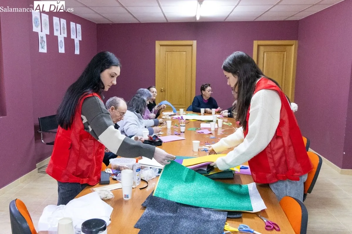 Los protagonistas de los talleres de Cruz Roja en Malpartida, durante una jornada | FOTOS: David Sañudo 