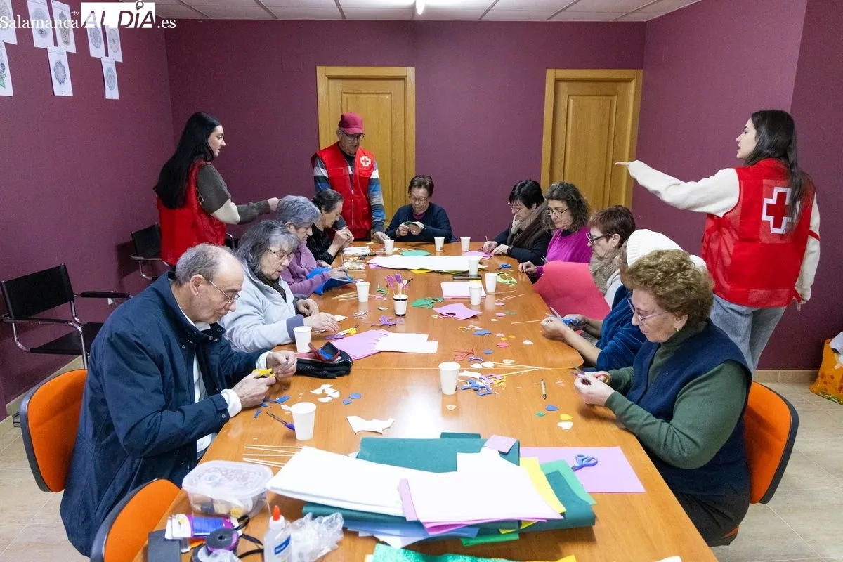 Los protagonistas de los talleres de Cruz Roja en Malpartida, durante una jornada | FOTOS: David Sañudo 