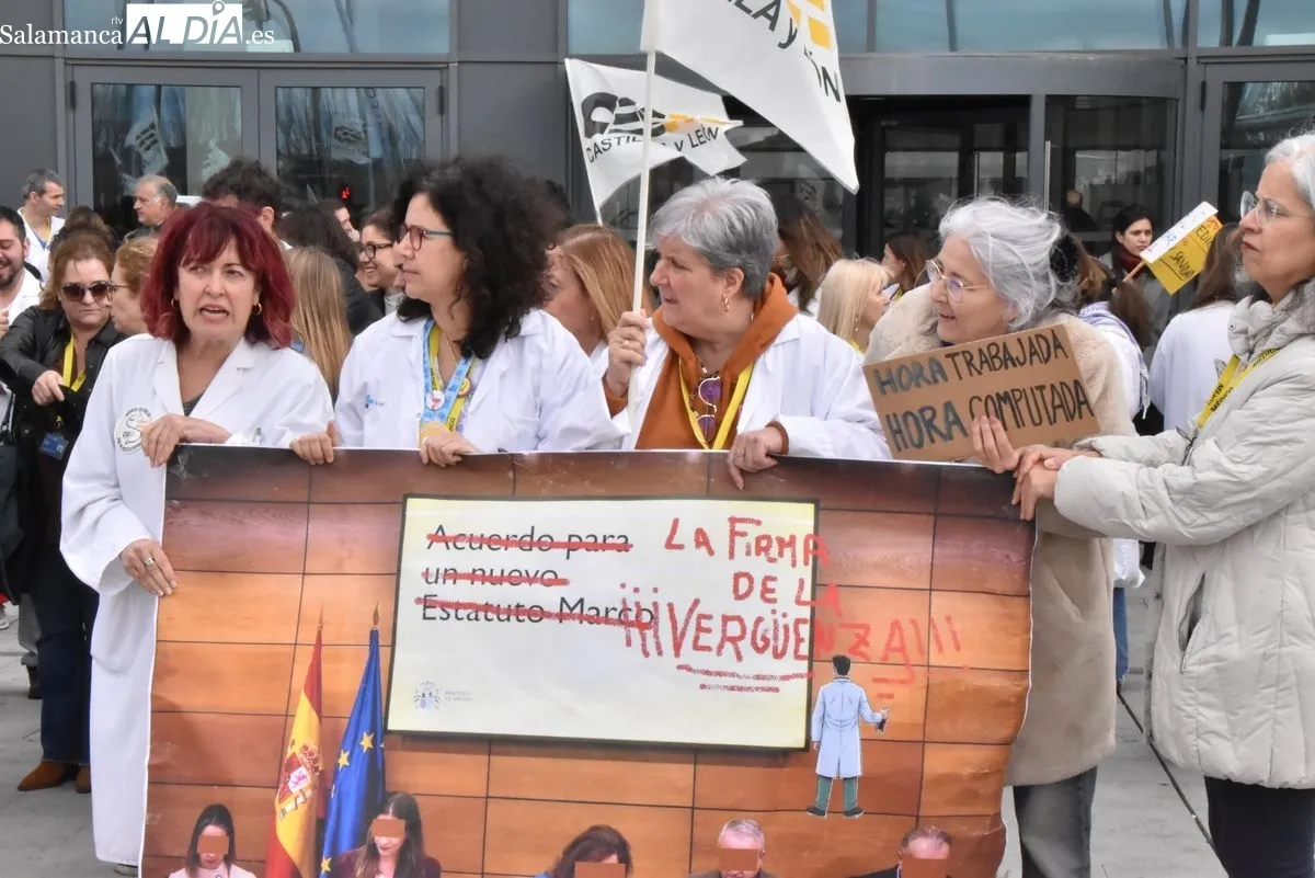 Hartazgo entre los médicos de Salamanca, concentrados a las puertas del Hospital de Salamanca | FOTOS: Toni Sánchez