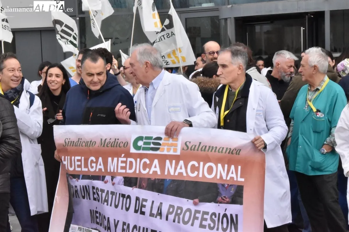 Hartazgo entre los médicos de Salamanca, concentrados a las puertas del Hospital de Salamanca | FOTOS: Toni Sánchez