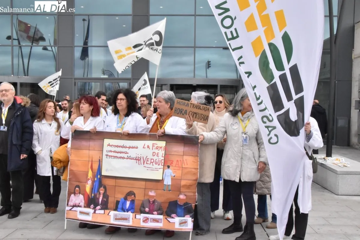 Hartazgo entre los médicos de Salamanca, concentrados a las puertas del Hospital de Salamanca | FOTOS: Toni Sánchez