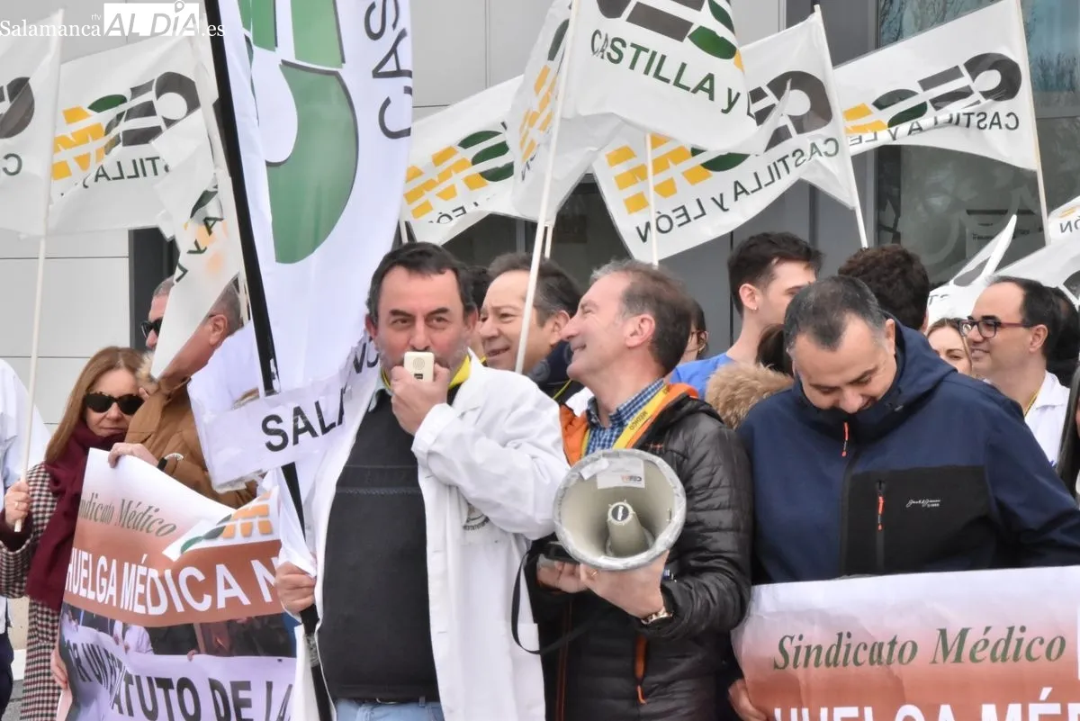 Hartazgo entre los médicos de Salamanca, concentrados a las puertas del Hospital de Salamanca | FOTOS: Toni Sánchez