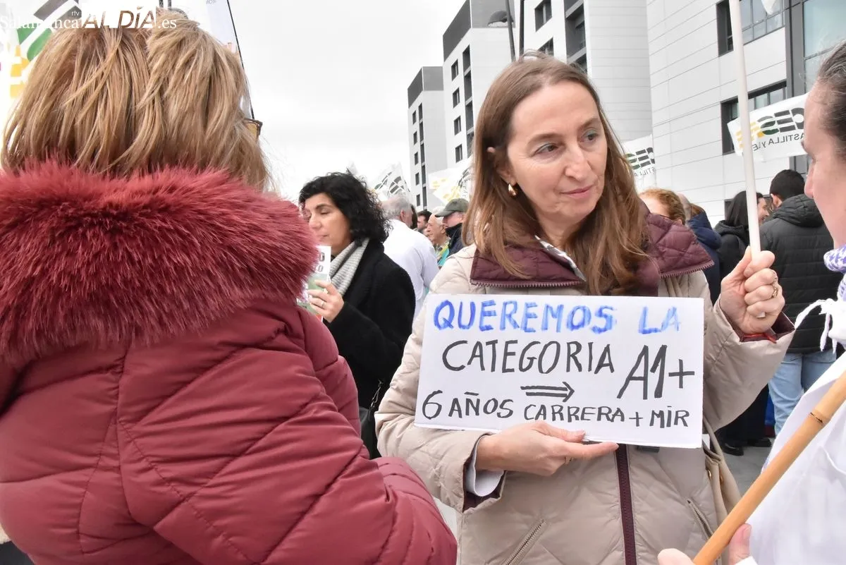 Hartazgo entre los médicos de Salamanca, concentrados a las puertas del Hospital de Salamanca | FOTOS: Toni Sánchez