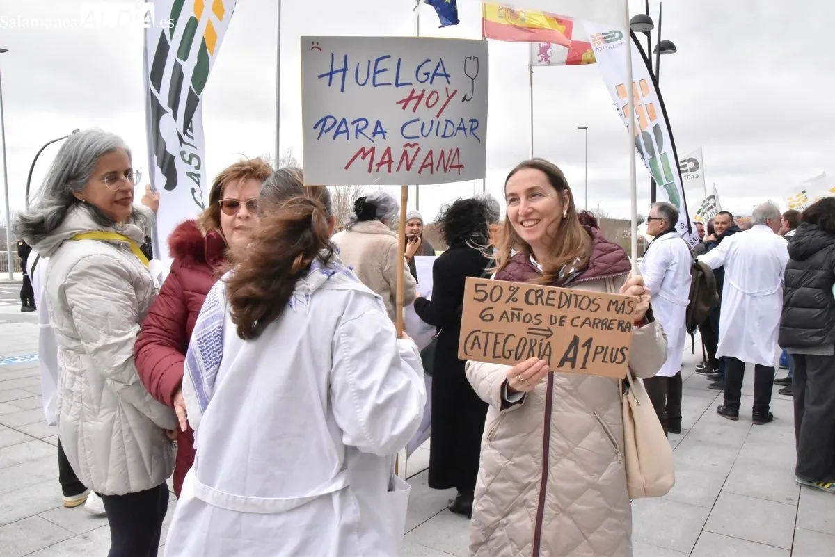 Hartazgo entre los médicos de Salamanca, concentrados a las puertas del Hospital de Salamanca | FOTOS: Toni Sánchez