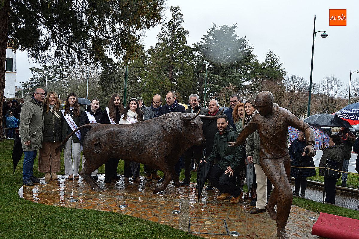Presentación en Ciudad Rodrigo de una escultura en honor al Carnaval del Toro del artista loca Sergio Alonso Moro 