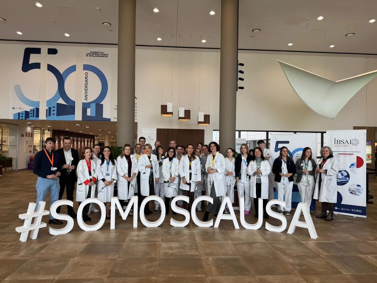 El Hospital de Salamanca reivindica el papel de la mujer en la ciencia con una entrega de claveles blancos