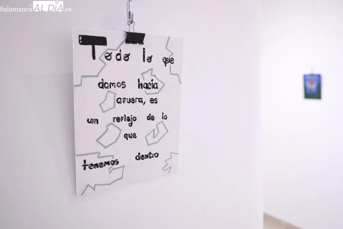 El concejal de Juventud, Pedro Martínez, presentaba en el Espacio Joven la colección, que recoge los trabajos realizados en los talleres de ocio de Cruz Roja Salamanca. Foto de David Sañudo