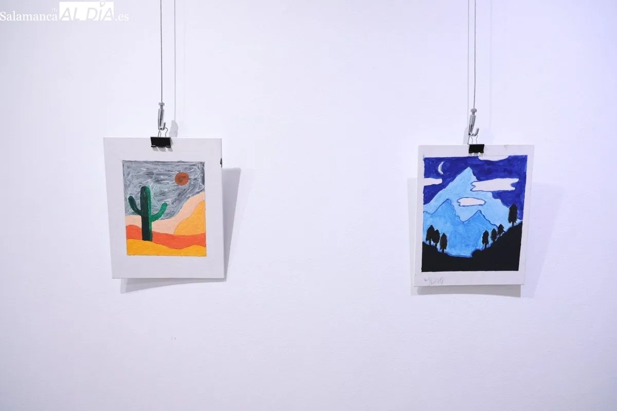 El concejal de Juventud, Pedro Martínez, presentaba en el Espacio Joven la colección, que recoge los trabajos realizados en los talleres de ocio de Cruz Roja Salamanca. Foto de David Sañudo