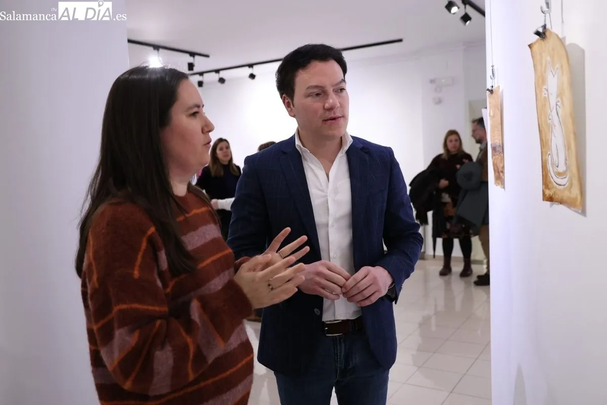 El concejal de Juventud, Pedro Martínez, presentaba en el Espacio Joven la colección, que recoge los trabajos realizados en los talleres de ocio de Cruz Roja Salamanca. Foto de David Sañudo