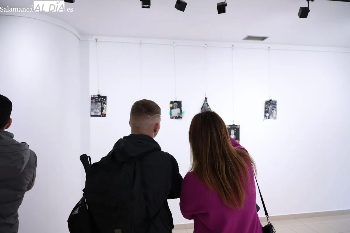 El concejal de Juventud, Pedro Martínez, presentaba en el Espacio Joven la colección, que recoge los trabajos realizados en los talleres de ocio de Cruz Roja Salamanca. Foto de David Sañudo