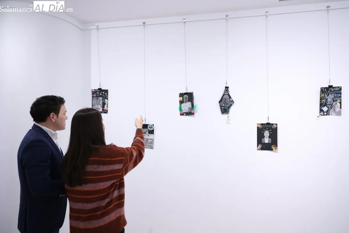 El concejal de Juventud, Pedro Martínez, presentaba en el Espacio Joven la colección, que recoge los trabajos realizados en los talleres de ocio de Cruz Roja Salamanca. Foto de David Sañudo