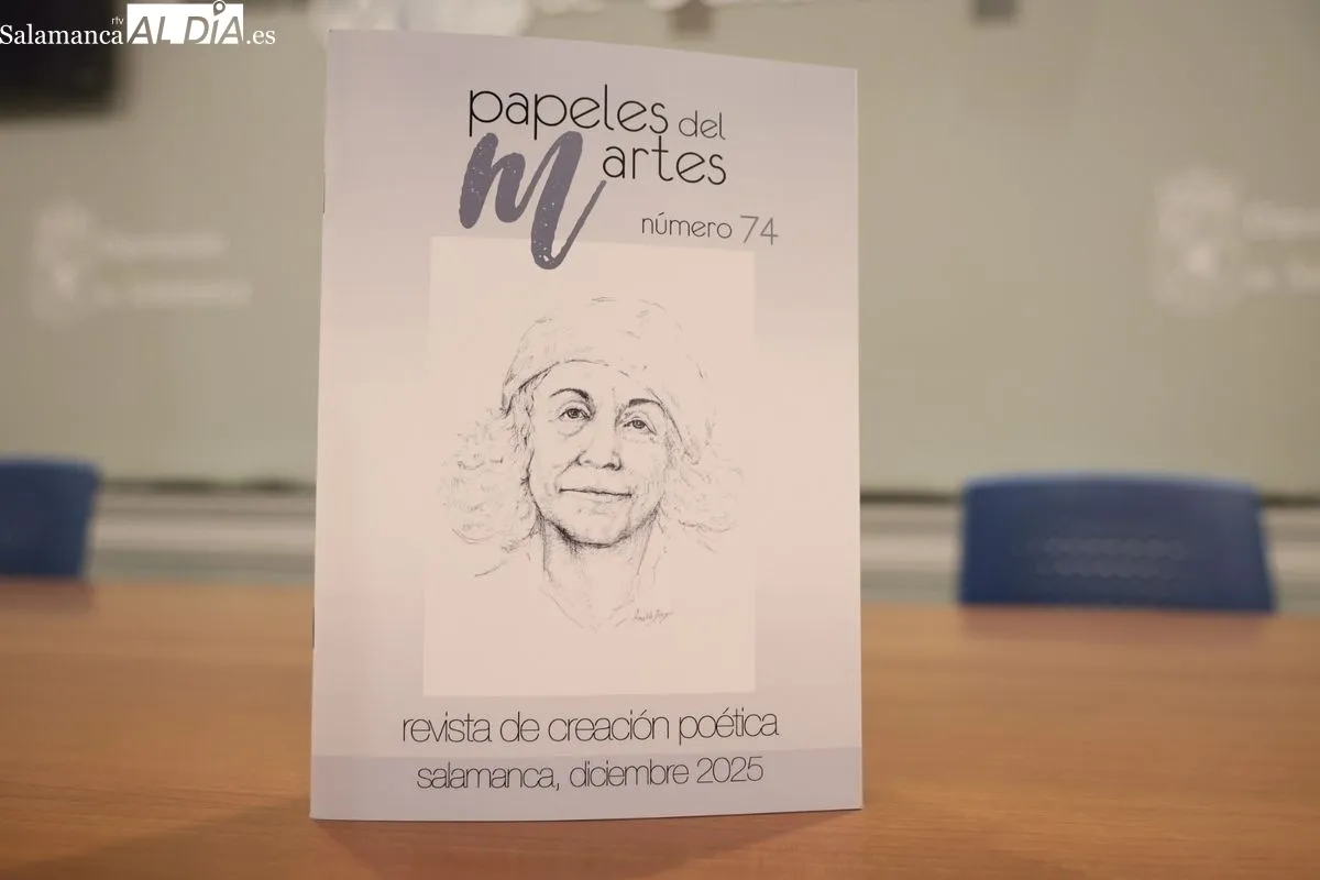 El diputado de Cultura, David Mingo, la coordinadora de la revista, Isabel Bernardo, y el artista Amable Diego, presentan el número 74 de la revista de poesía 'Papeles del martes'. Foto de David Sañudo