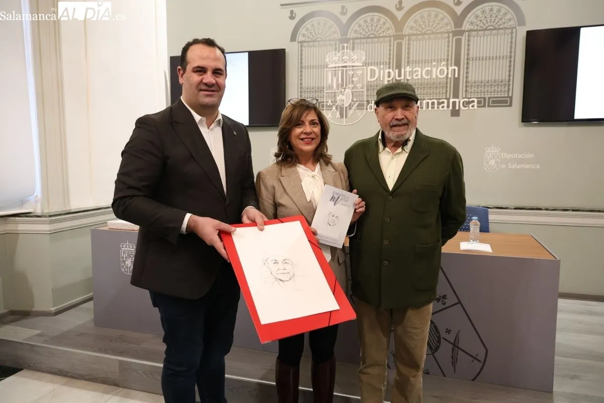 El diputado de Cultura, David Mingo, la coordinadora de la revista, Isabel Bernardo, y el artista Amable Diego, presentan el número 74 de la revista de poesía 'Papeles del martes'. Foto de David Sañudo