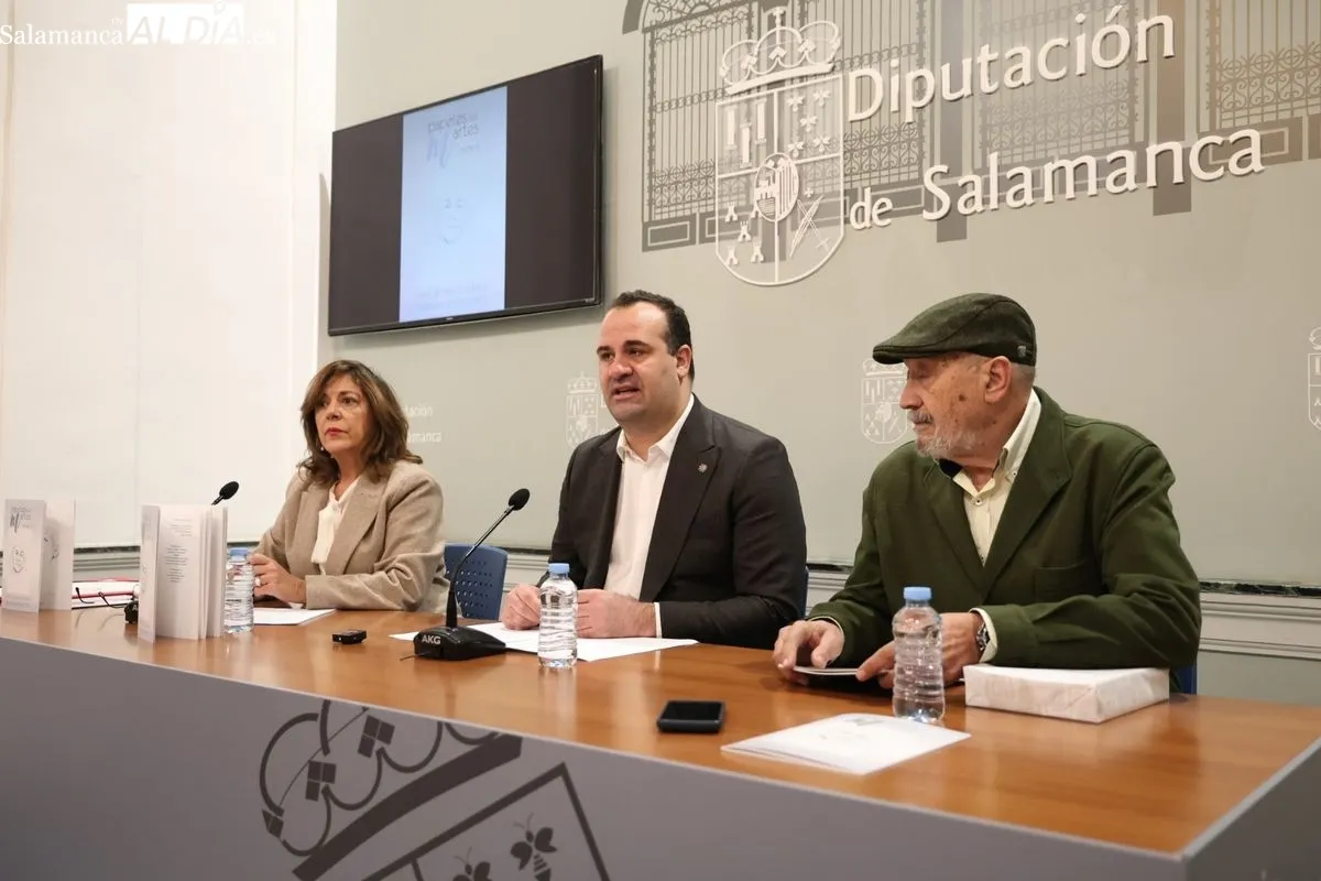El diputado de Cultura, David Mingo, la coordinadora de la revista, Isabel Bernardo, y el artista Amable Diego, presentan el número 74 de la revista de poesía 'Papeles del martes'. Foto de David Sañudo