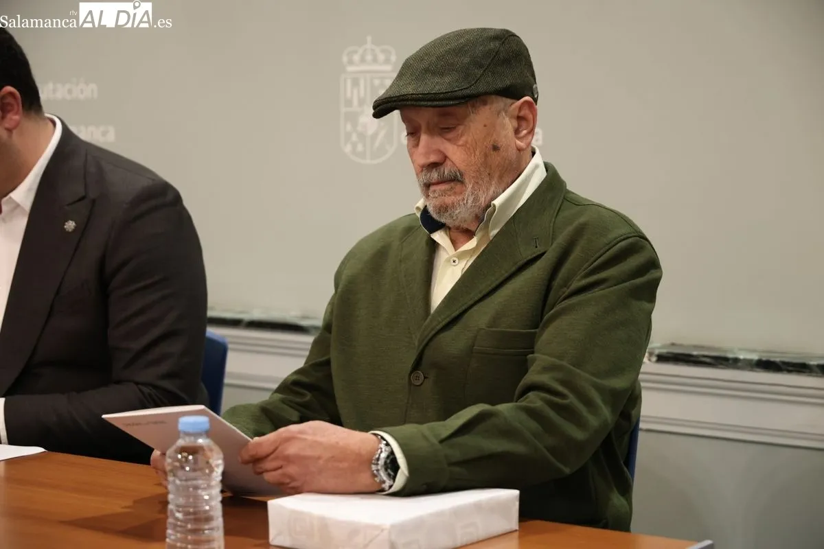 El diputado de Cultura, David Mingo, la coordinadora de la revista, Isabel Bernardo, y el artista Amable Diego, presentan el número 74 de la revista de poesía 'Papeles del martes'. Foto de David Sañudo