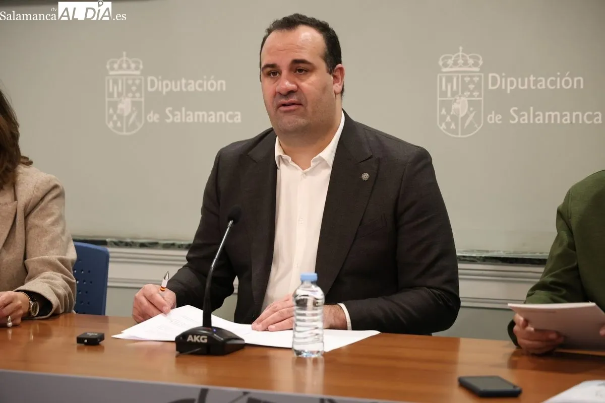 El diputado de Cultura, David Mingo, la coordinadora de la revista, Isabel Bernardo, y el artista Amable Diego, presentan el número 74 de la revista de poesía 'Papeles del martes'. Foto de David Sañudo
