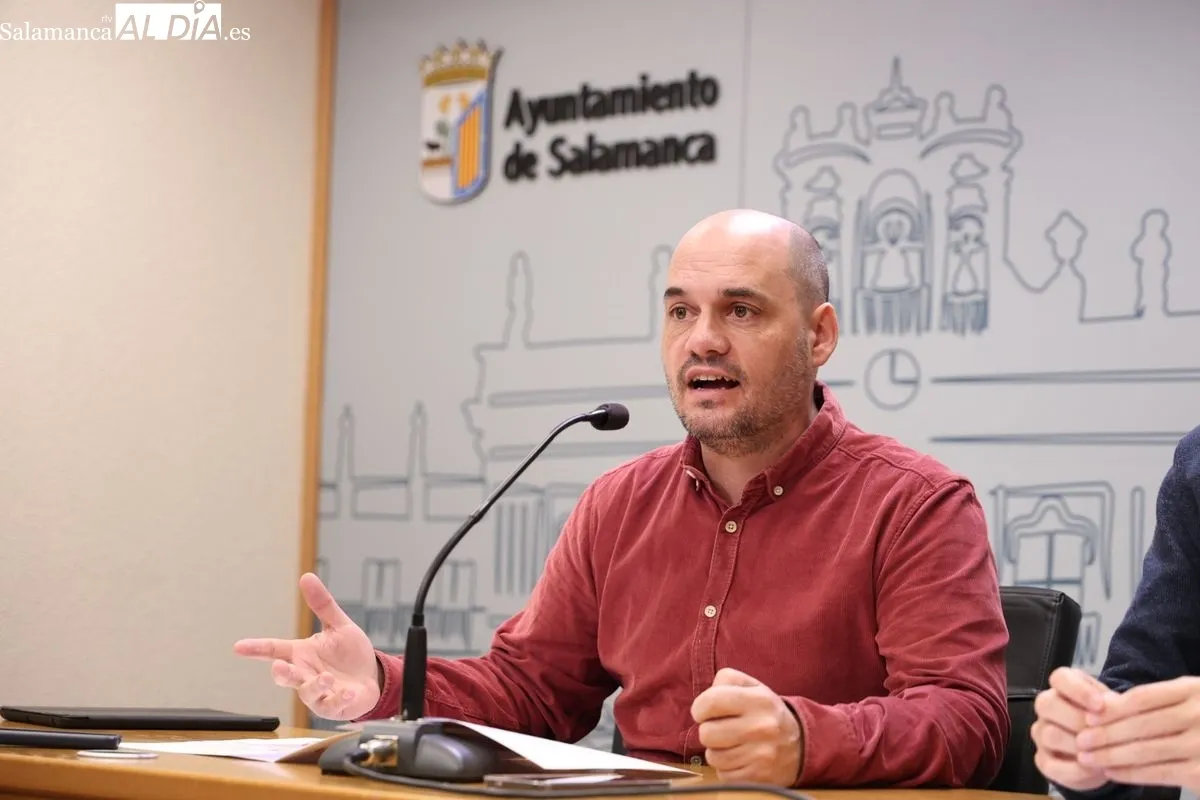 El portavoz del grupo, José Luis Mateos, y el concejal Chema Collados han comparecido ante los medios para exponer sus propuestas para el pleno del Ayuntamiento de Salamanca. Foto de David Sañudo