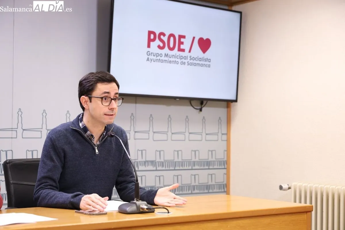 El portavoz del grupo, José Luis Mateos, y el concejal Chema Collados han comparecido ante los medios para exponer sus propuestas para el pleno del Ayuntamiento de Salamanca. Foto de David Sañudo