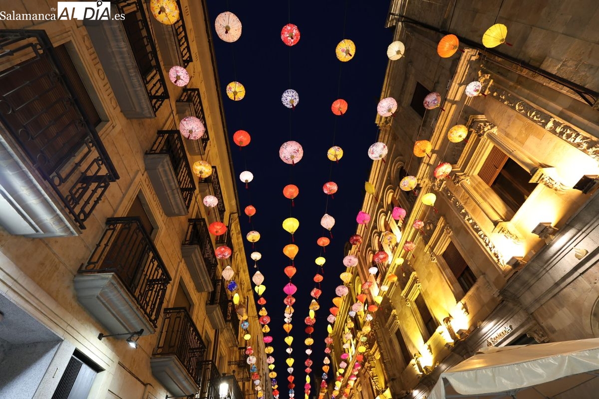 VÍDEO Y FOTOS | La calle Zamora de Salamanca se viste con un cielo de farolillos chinos que lucirá hasta el 1 de marzo