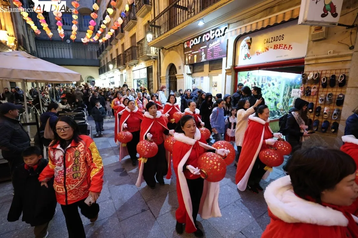Pasacalles y encendido de la iluminación en la calle Zamora por el Año Nuevo Chino. Fotos: David Sañudo