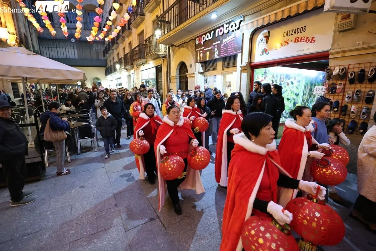 Pasacalles y encendido de la iluminación en la calle Zamora por el Año Nuevo Chino. Fotos: David Sañudo