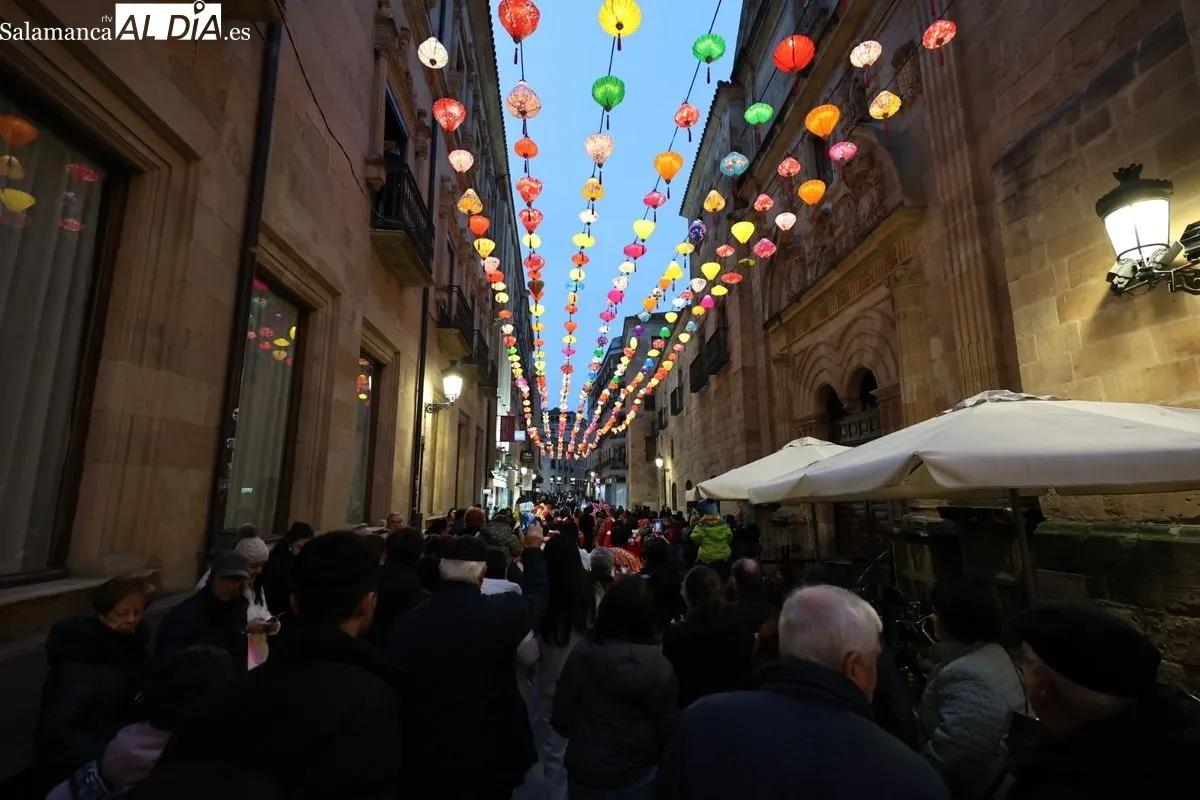 Pasacalles y encendido de la iluminación en la calle Zamora por el Año Nuevo Chino. Fotos: David Sañudo