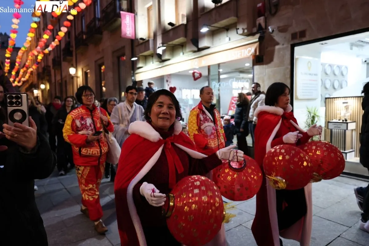 Pasacalles y encendido de la iluminación en la calle Zamora por el Año Nuevo Chino. Fotos: David Sañudo