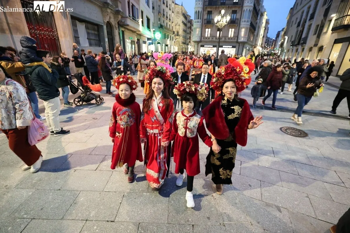 Pasacalles y encendido de la iluminación en la calle Zamora por el Año Nuevo Chino. Fotos: David Sañudo