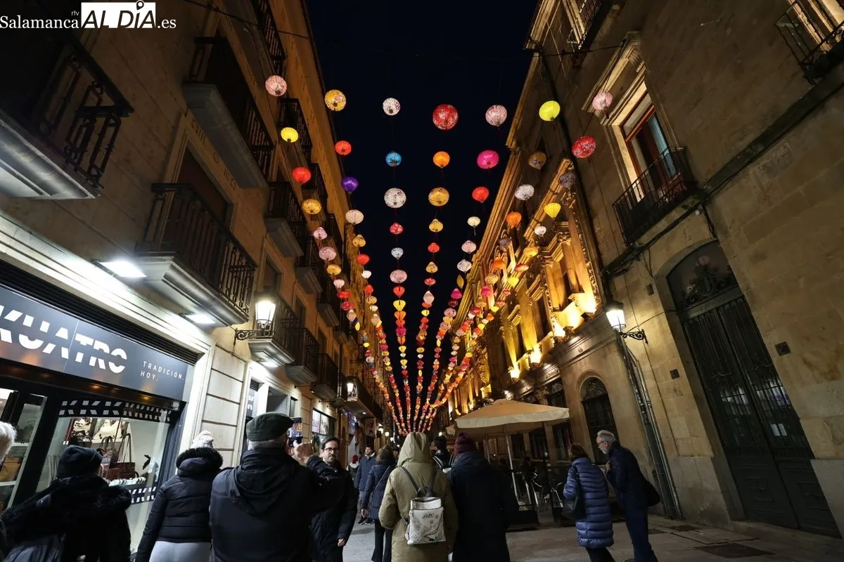 Pasacalles y encendido de la iluminación en la calle Zamora por el Año Nuevo Chino. Fotos: David Sañudo
