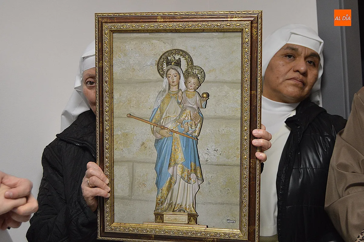 Colocación de la Virgen de la salud en la enfermería provisional en el Ayuntamiento para el carnaval del Toro 2026