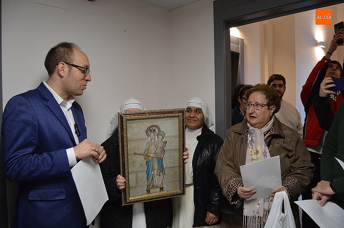 Colocación de la Virgen de la salud en la enfermería provisional en el Ayuntamiento para el carnaval del Toro 2026