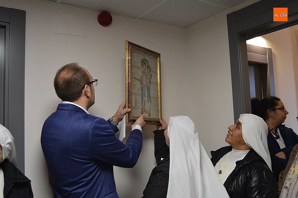 Colocación de la Virgen de la salud en la enfermería provisional en el Ayuntamiento para el carnaval del Toro 2026