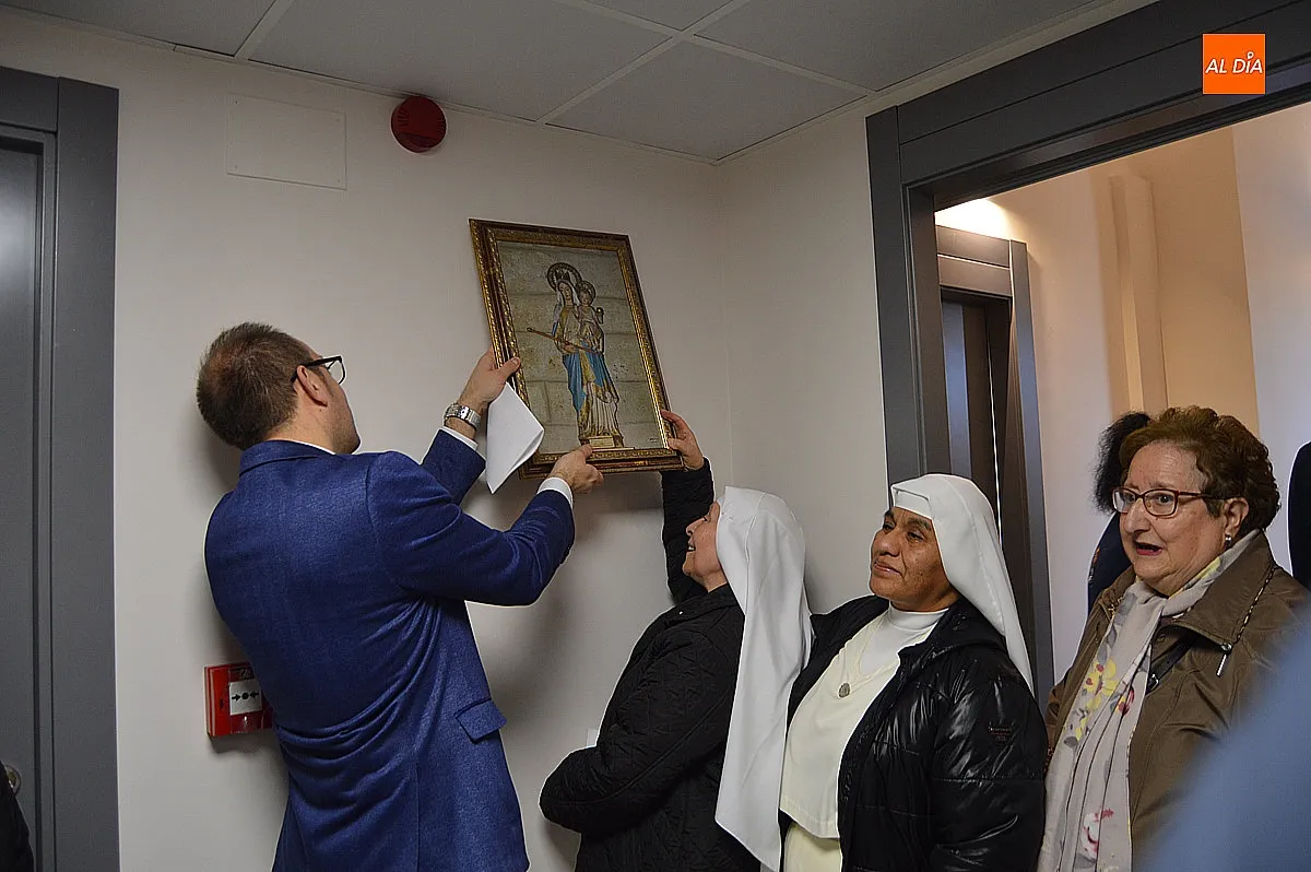 Colocación de la Virgen de la salud en la enfermería provisional en el Ayuntamiento para el carnaval del Toro 2026