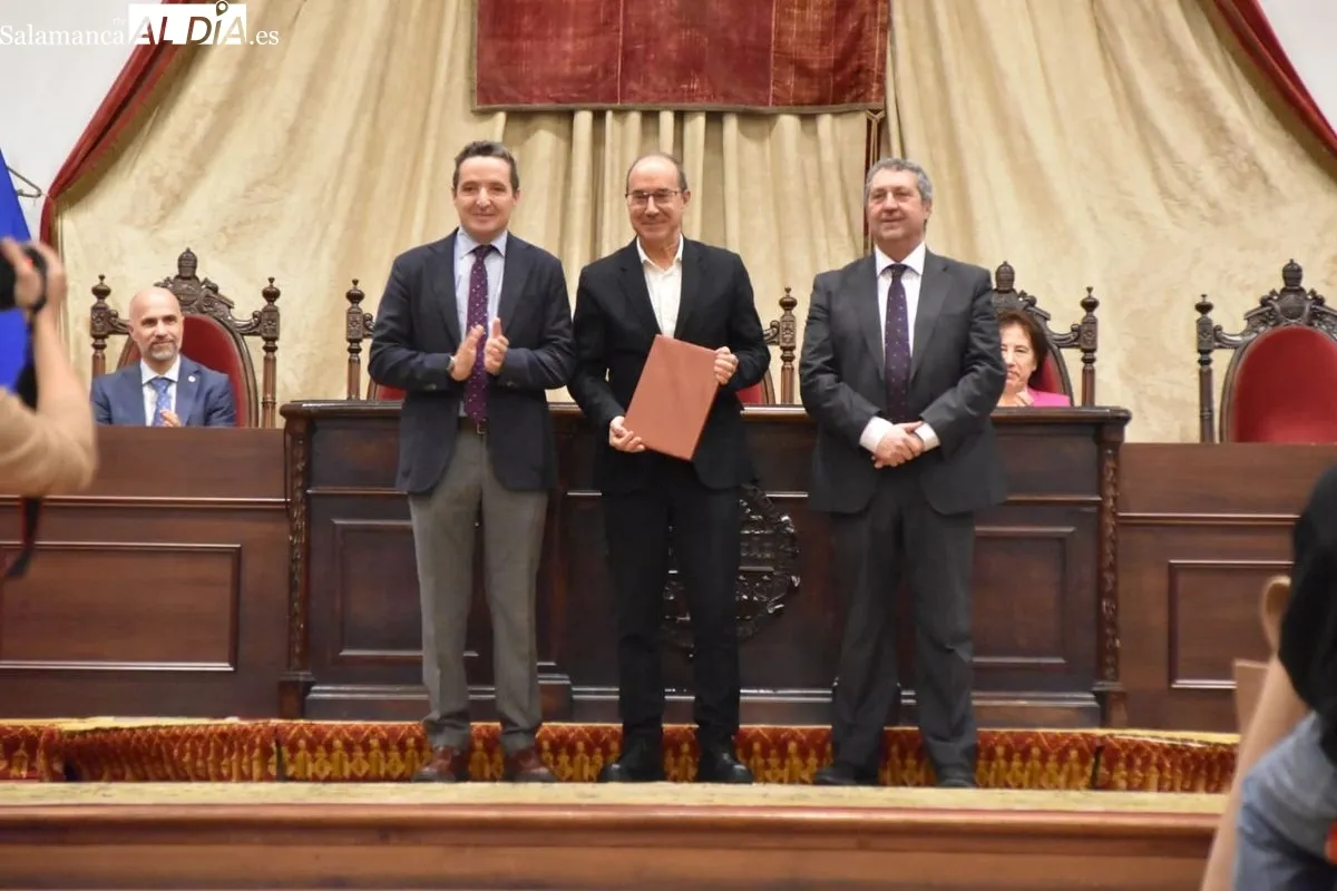 La USAL entrega las distinciones a su personal técnico y de gestión por los años de servicio | FOTOS: Toni Sánchez 