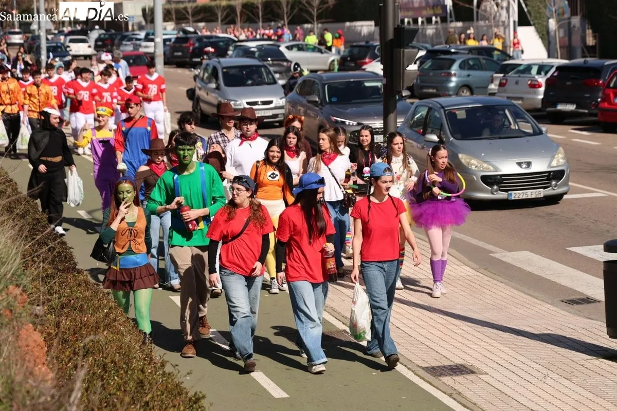 Desfile de disfraces de las fiestas de la Facultad de Psicología de la USAL. Foto de David Sañudo