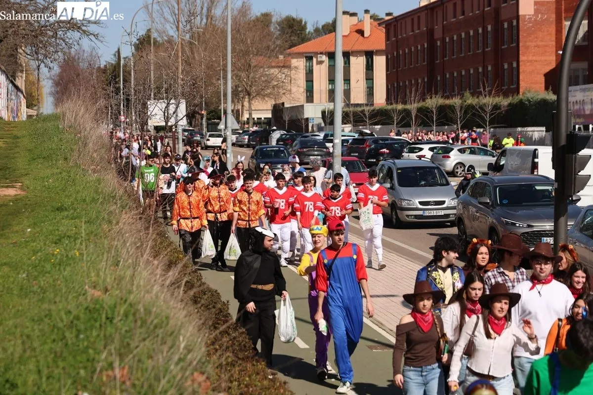Desfile de disfraces de las fiestas de la Facultad de Psicología de la USAL. Foto de David Sañudo