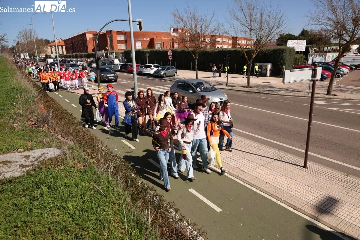 Desfile de disfraces de las fiestas de la Facultad de Psicología de la USAL. Foto de David Sañudo