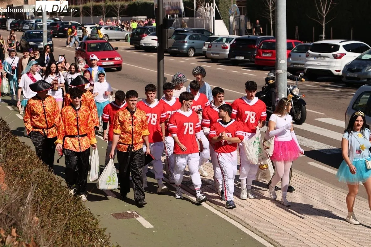 Desfile de disfraces de las fiestas de la Facultad de Psicología de la USAL. Foto de David Sañudo