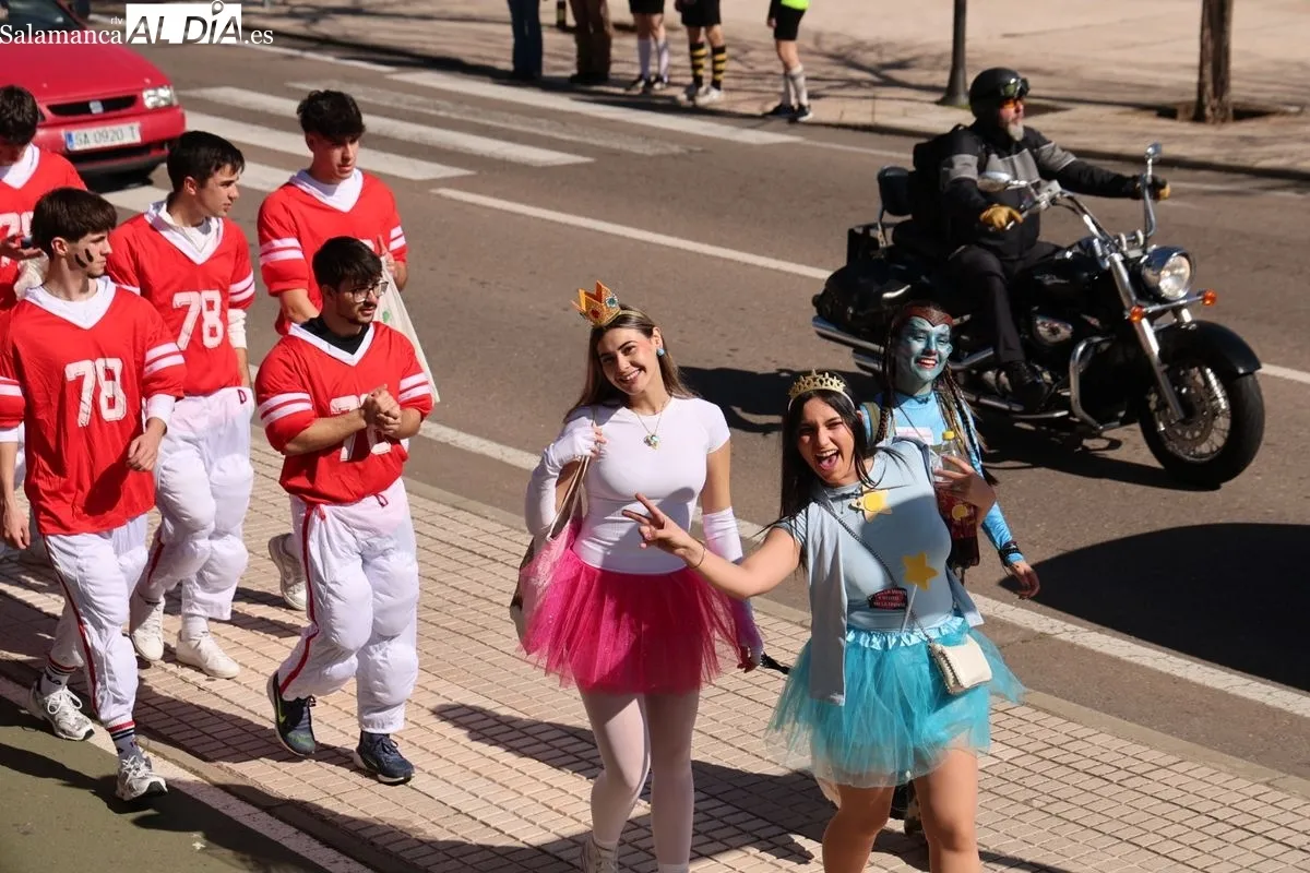 Desfile de disfraces de las fiestas de la Facultad de Psicología de la USAL. Foto de David Sañudo