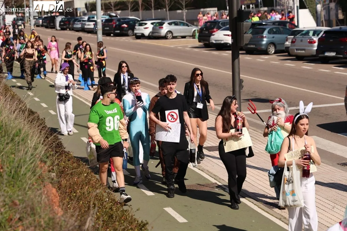 Desfile de disfraces de las fiestas de la Facultad de Psicología de la USAL. Foto de David Sañudo