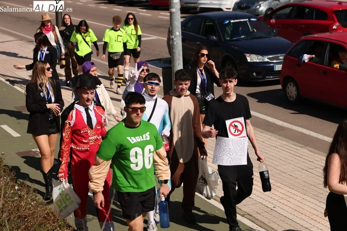 Desfile de disfraces de las fiestas de la Facultad de Psicología de la USAL. Foto de David Sañudo