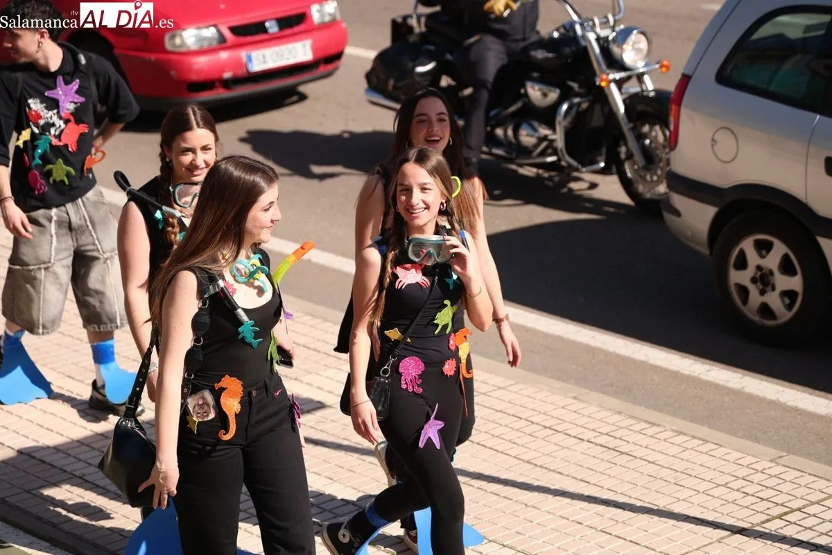 Desfile de disfraces de las fiestas de la Facultad de Psicología de la USAL. Foto de David Sañudo