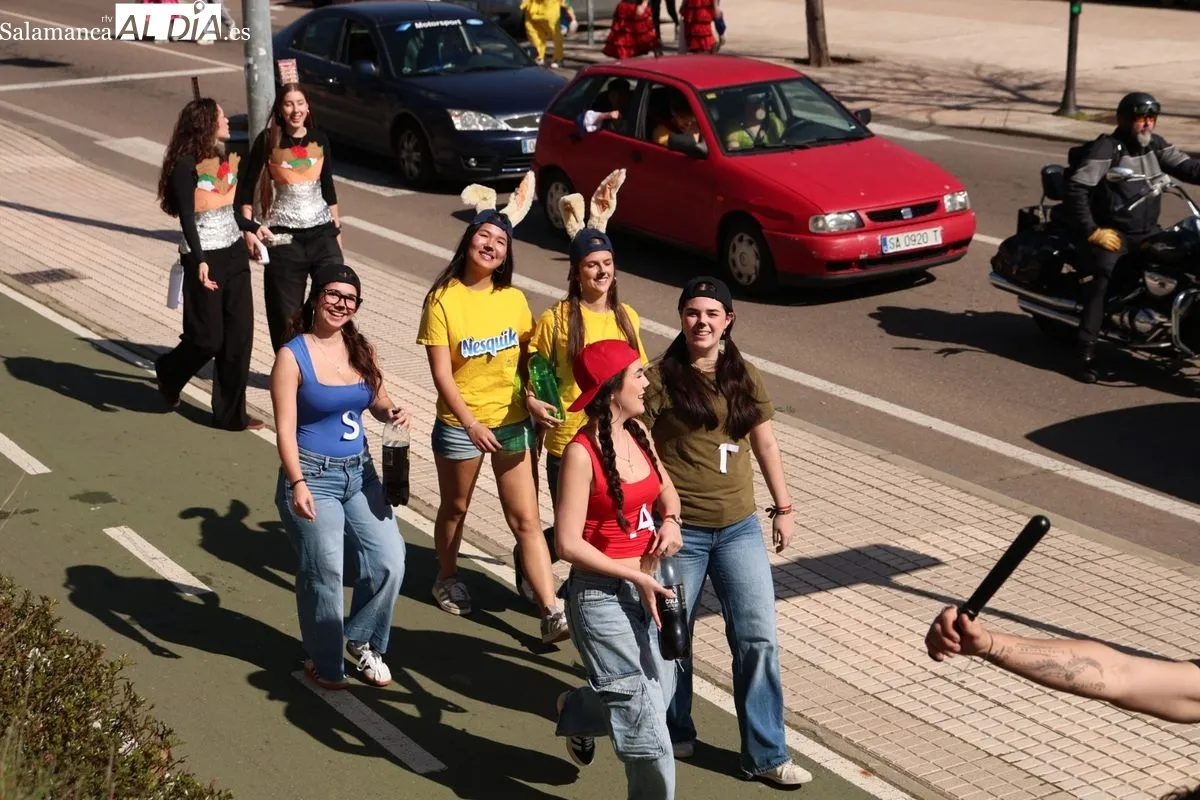Desfile de disfraces de las fiestas de la Facultad de Psicología de la USAL. Foto de David Sañudo
