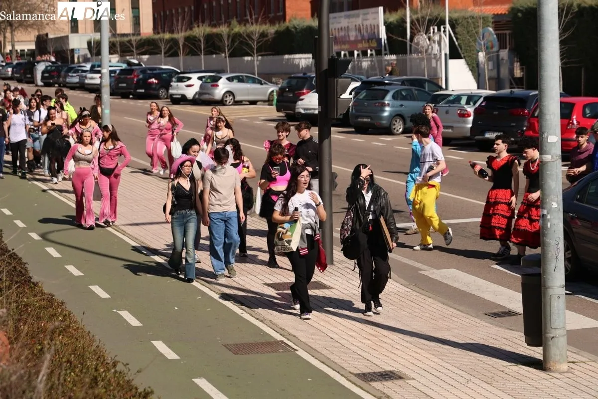 Desfile de disfraces de las fiestas de la Facultad de Psicología de la USAL. Foto de David Sañudo
