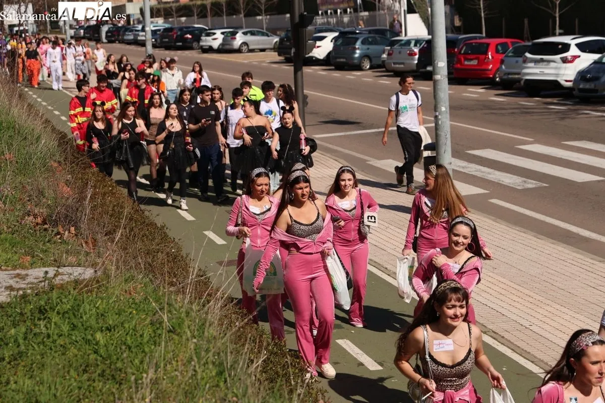 Desfile de disfraces de las fiestas de la Facultad de Psicología de la USAL. Foto de David Sañudo