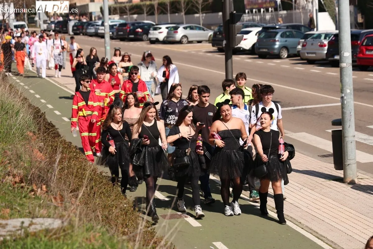 Desfile de disfraces de las fiestas de la Facultad de Psicología de la USAL. Foto de David Sañudo