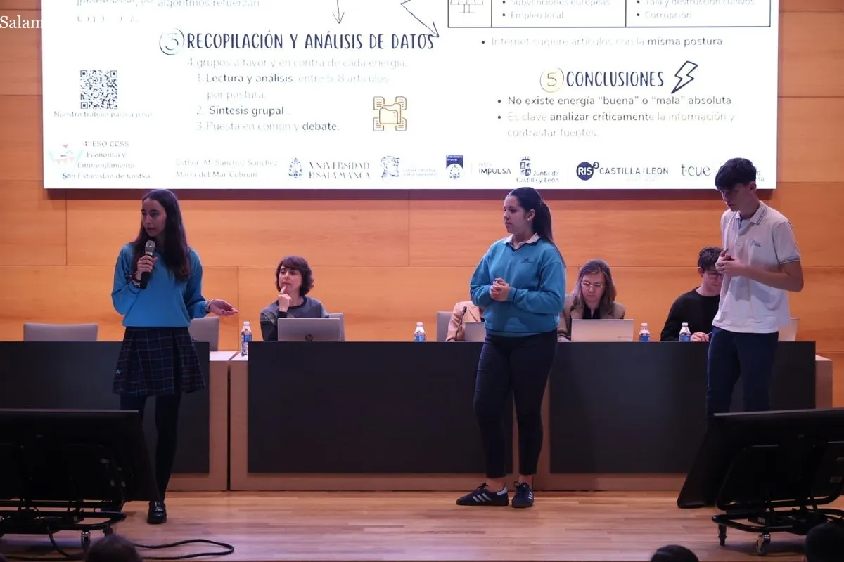 Más de 500 alumnos presentan sus proyectos científicos en el Auditorio Adolfo Suárez de la USAL. Foto de David Sañudo